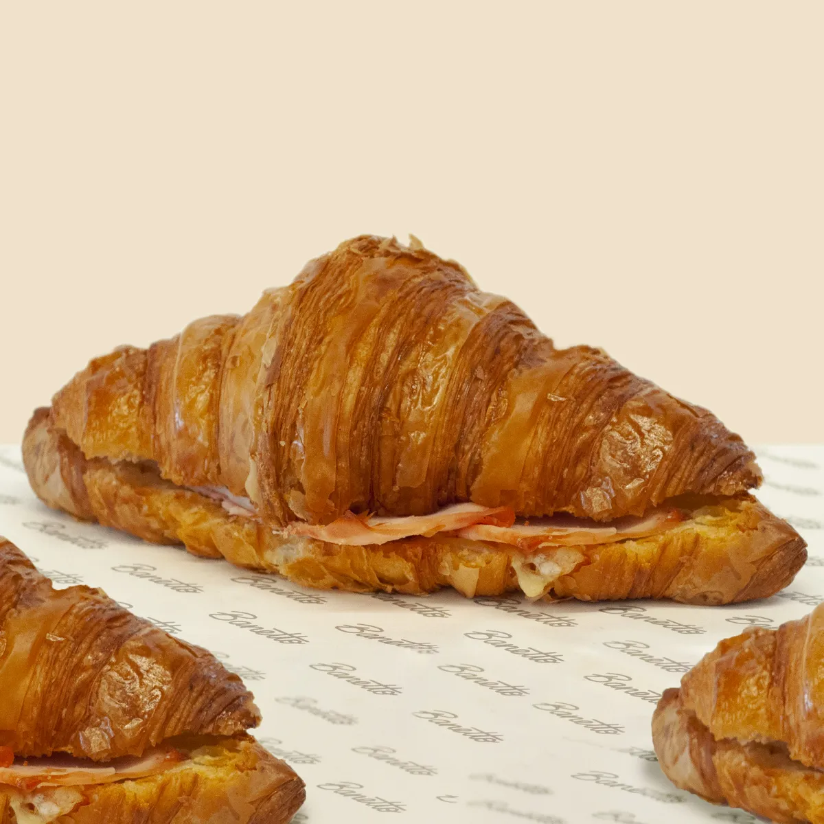 Croissant jamón y queso